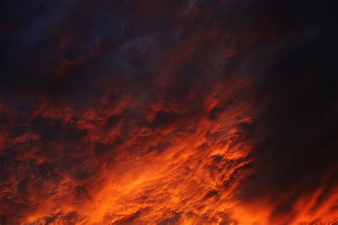 Based on the immensely influential classic poem, dante's inferno takes you on an epic quest of vengeance and redemption through the nine circles of hell. Dantes Inferno - Sundown in Berlin Foto & Bild ...