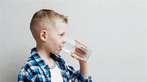 Manfaat air putih tidak hanya melepaskan dahaga tapi dapat menyehatkan seluruh bagian tubuh. Minum Air Putih Berlebihan Ternyata Berbahaya, Ini ...