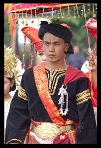 Ternyata pakaian adatnya yang memakai. Gambar Pakaian Adat Tradisional Indonesia | Pakaian, Budaya