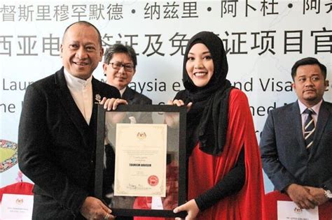 Berasal dari johor dan bukan datang dari keluarga yang senang, datuk zainal abidin memulakan kerjayanya sebagai seorang pemuzik di singapura. Shila is Malaysiaâ s tourism ambassador to China - Nation ...