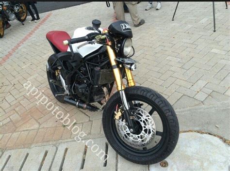 Bodi baru itu dibuat secara handmade menggunakan bahan galvanis setebal 1,2 milimeter dan dicat dengan warna kombinasi biru putih. Cb150r modif cafe racer (Dengan gambar) | Cafe racer, Honda