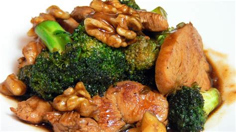 Para cocinar este plato, preparamos primero el salmón, haciendolo en una sartén casi sin nada de aceite durante dos minutos por cada cara y una vez tiene el aspecto buscado lo sacamos al plato de servir. Pollo con brocoli | Recetas de pollo - YouTube
