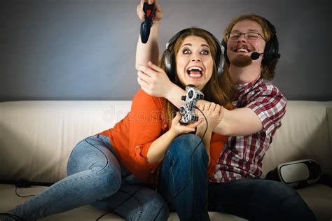 Couples De Gamer Jouant Des Jeux Photo Stock Image Du émotif