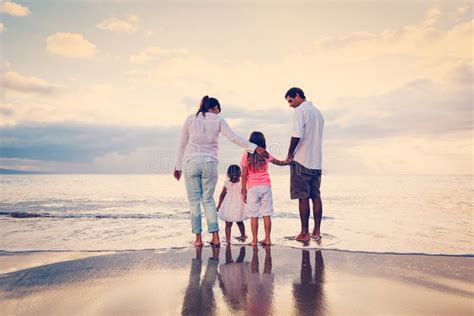 La Familia Feliz Se Divierte Que Camina En La Playa En La Puesta Del