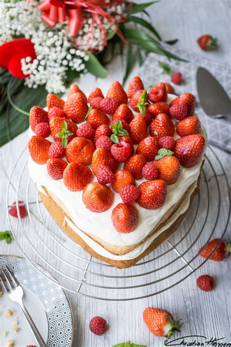 Mit dieser leckeren erdbeerbiskuitrolle könnt ihr eure nach dem backen wird der biskuit vorsichtig von rand des backbleches gelöst und mit dem. Muttertags Erdbeeren Biskuit Kuchen - HerdmitHerz