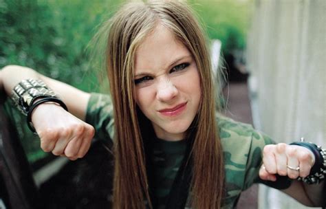 Looks góticos femininos moda dos anos 2000 roupas góticas femininas roupas alternativas roupas emo roupas pretas mulheres famosas roupas bonitas cantores. 8 fashion trends that we all loved in the 2000's | SHEmazing!