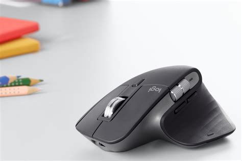 The mx master 2s was a fantastic mouse, but i had two complaints about it: Logitech MX Master 3 review: A marvelous mouse | PCWorld