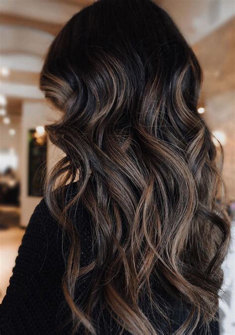 Pelo castaño con mechas inspírate en estos looks