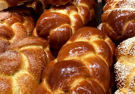 Pick hair only from the top and not from the bottom. How to Braid a 3-Strand Challah