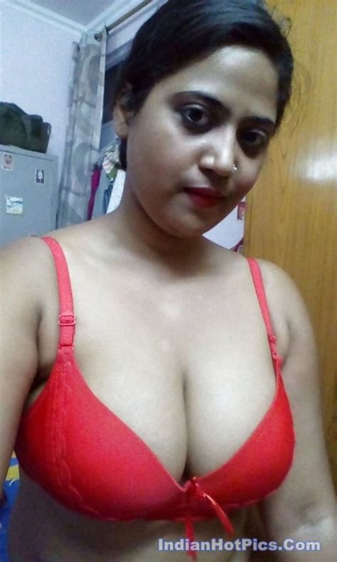 Desi Bade Boobs Wali Teacher Ke Nude Selfies