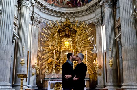 Photos Of Kisses Banned From Rome Gallery Due To Vatican Intervention