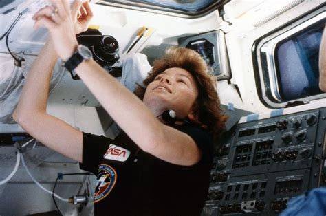 Astronaut Anna Fisher First Mom In Space Retires From Nasa After 39