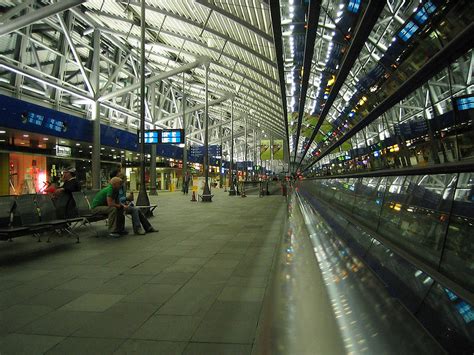 Östlich des flughafens verläuft die autobahn 51, die über eine direkte. File:Flughafen-leipzig-innen.jpg - Wikimedia Commons