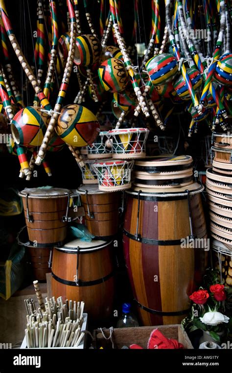 Le Brésil Salvador De Bahia Les Instruments De Musique En Vente Sur Le