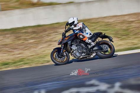 Ktm revamps its monstrous 1290 super duke r making it smoother and more thrilling to ride. Video Review: 2017 KTM 1290 Super Duke R - Bike Review