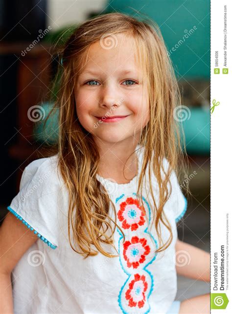 Het Portret Van Het Meisje Stock Foto Image Of Gezicht 58654006
