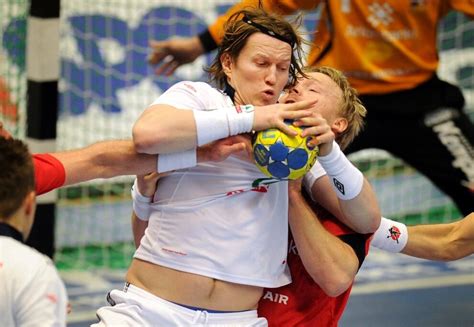Frank løke (born 6 february 1980) is a norwegian team handball player. Frank Løke var kraftkaren på landslaget. I dag løper han 80 km. - Friidrett - VG