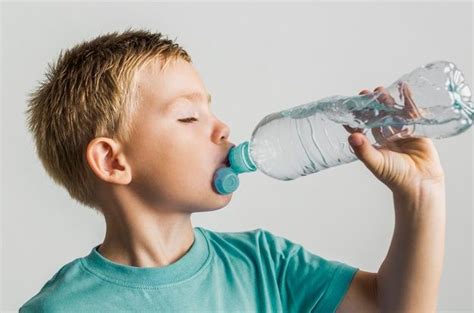 Lindo Niño Bebiendo Agua De Una Botella Free Photo Freepik