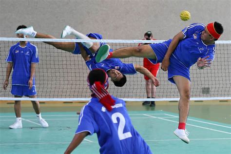 Sepak takraw contrasts from the comparative game of footvolley in its utilization of a rattan ball and just permitting players to utilize their feet, knee, chest and head to contact the ball. Sepak Takraw (4) Foto & Bild | sport, ballsport, motive ...