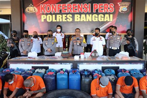 Kapolres Banggai Pimpin Konferensi Pers Akhir Tahun 2021 Tindak Pidana