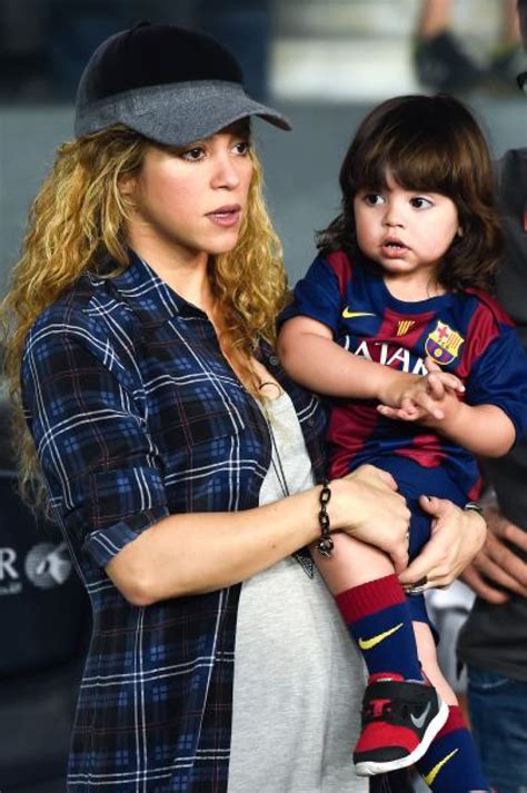 Shakira y su hijo Milan acompañan a Piqué en el partido del Barcelona Soy