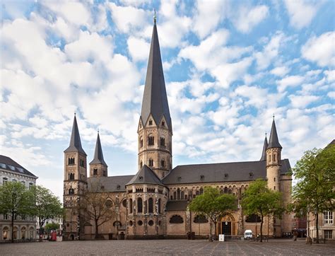 Es una ciudad de aspecto moderno que conserva monumentos antiguos, situada en la orilla izquierda del rin. Bonn (Alemania)