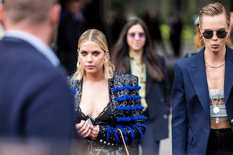 Three years ago, cara delevingne let the world in on the fact that she's not only attracted to when delevingne—gasp!—hung out with another of her friends, the pretty little liars actress ashley as for delevingne and benson, it looks like they're still hanging out. Ashley Benson & Cara Delevigne Break The Intenet With Sex ...