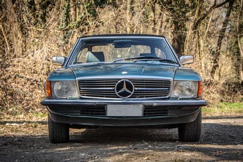 Apart from the model plate it could only be distinguished from the two preceding models on the outside by the different wheel hub caps. MERCEDES-BENZ 280 SL R107 (1982) - AUTO CLASSICHE - Asta ...
