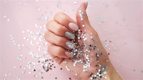 30 Gorgeous Nail Ideas For Your New Years Eve Manicure Glam Trendradars