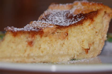 La pastiera napoletana è uno dei dolci simbolo della tradizione napoletana in cui si incrociano le tradizioni familiari e la scuola pasticcera classica. La pastiera: storia e simbologia di un'istituzione culinaria