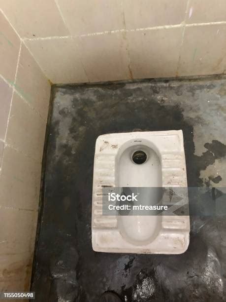 Gambar Toilet Lantai Tradisional India Di Toilet Umum Kamar Mandi Kotor Dan Tidak Higienis Delhi