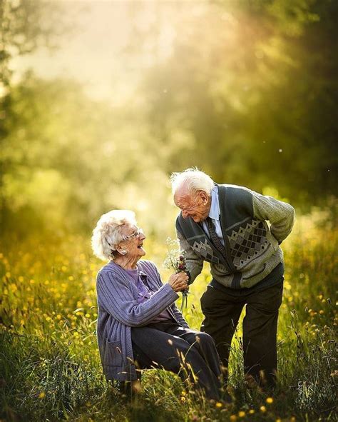 This Photographer Asks Elderly Couples To Pose Like Theyre Newlyweds Cute Old Couples Old