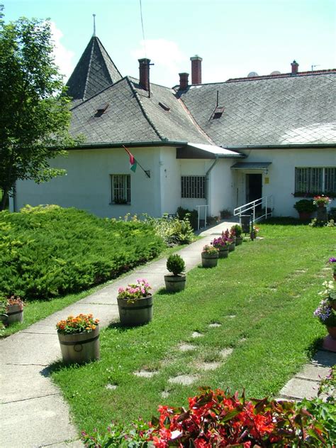 Here there are works of painters, potters and other. Balatonudvari » Önkormányzat