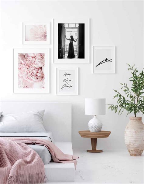 Mieszka dokładnie naprzeciw mnie, więc wygląda to tak, jakby zaglądała do mojego domu. Kobieta w oknie - plakat Fotobloki & decor