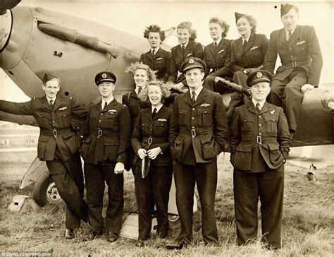 Female Spitfire Pilot Joy Lofthouse Died 94 Daily Mail Online