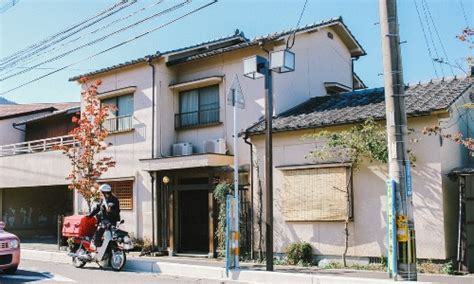 Koyoharu gotouge / 吾峠 呼世晴. 吾峠呼世晴の顔写真や出身地は？年収や印税がハンパない!鬼 ...