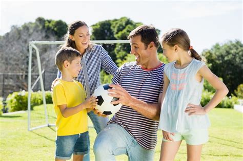 Familia Jugando Al Fútbol Juntos En El Parque Foto Premium