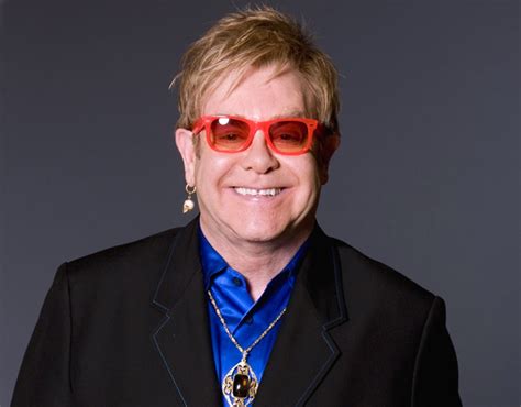 Elton John Elton John Announces Hes Not Well On Stage During