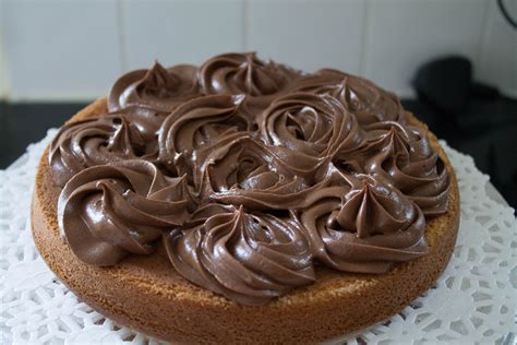 Rich Vanilla Cake With Chocolate Fudge Icing Errens Kitchen