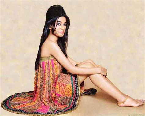FILM ACTRESS HOT PICS Amrita Rao Expose Milky Legs In Mini Skirt