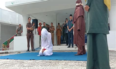 Pasangan Yang Kepergok Di Penginapan Di Aceh Dihukum Cambuk Parboaboa