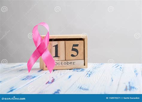 Roze Lint En Houten Kubuskalender Voor 15 Oktober Op Een Houten Tafel