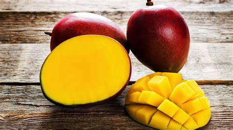 Auf den ersten blick scheint es relativ einfach, eine mango in schnitze zu schneiden. Mango: schälen, schneiden und Rezepte