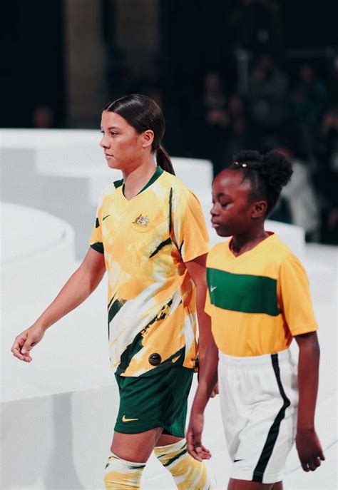 Emily's friend sam comes to the rescue by inviting her to thanksgiving with her crazy family. Sam Kerr Talks Matildas, Captaincy & Progression at Nike ...