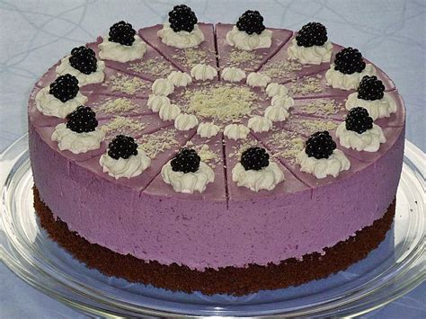 Backzeit zum ersten mal mit einem holzstäbchen reinpieksen, wenn kein teig mehr hängen bleibt, ist der kuchen fertig. Brombeer-Joghurt-Torte von kleinehobbits | Chefkoch ...