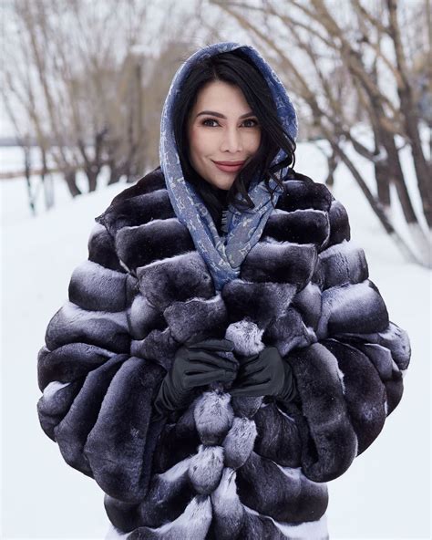 Pin By Zoltan On Szőrme 248 In 2021 Chinchilla Fur Chinchilla Coat Chinchilla Fur Coat