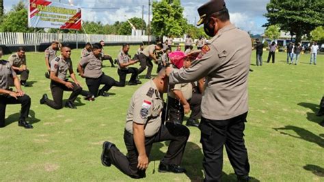 Naik Pangkat 35 Personel Dapat Siraman Air Kembang Dari Kapolres