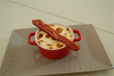 OEUF COCOTTE ET TRANCHE DE LARD GRILLEE