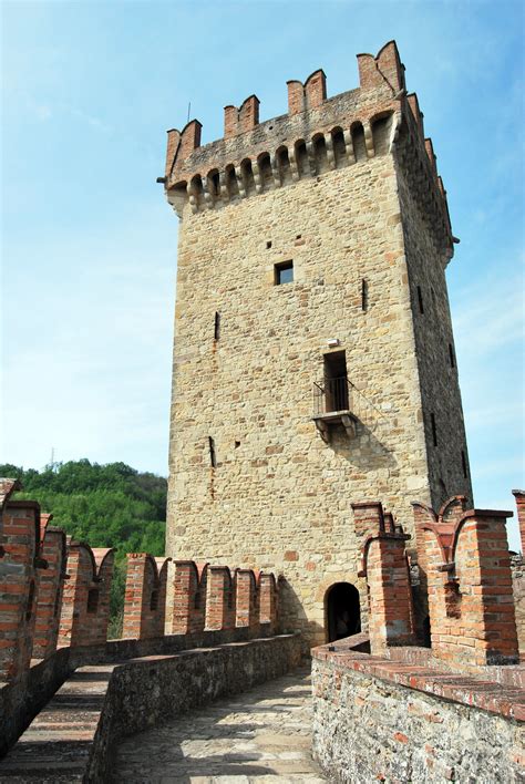 Si buscas inmuebles a buen precio, no lo dudes, ¡encuentre su casa en castellón! Vigoleno: Una delle antiche torri del Castello - Viaggi ...