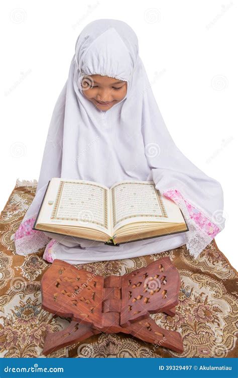 Jeune Fille Musulmane Lisant Al Quran Viii Image Stock Image Du Religieux Asiatique 39329497
